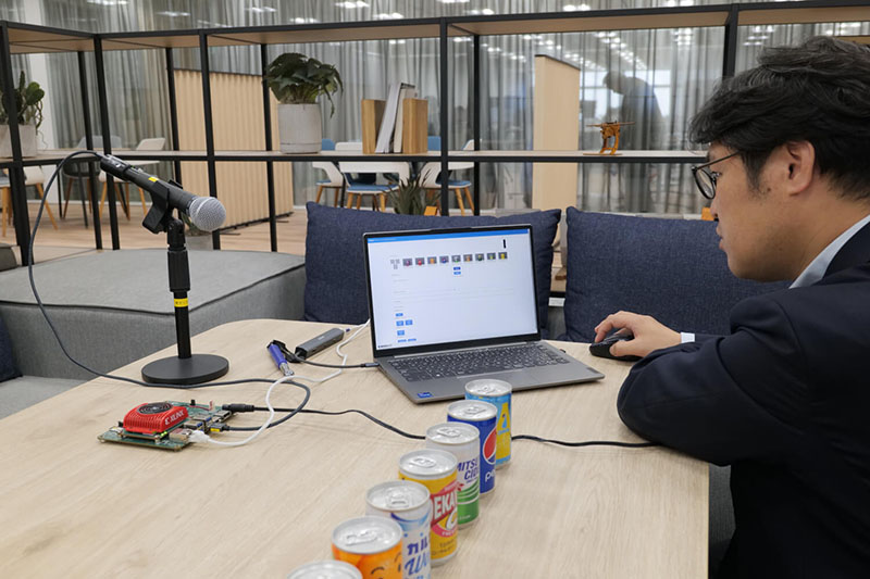 缶ジュースの打音を識別するリザバーコンピューティングのデモの様子。わずか数回、缶の打音を取得するだけで学習が完了する。